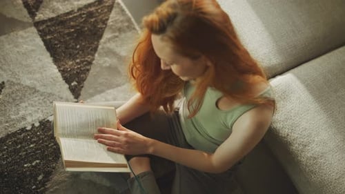 Mujer caucásica leyendo una historia en un libro