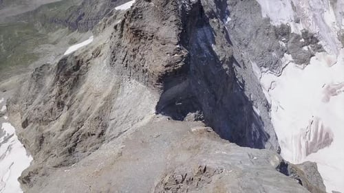 Mirando las empinadas laderas desde lo alto del borde de la montaña. Vista aérea desde un Zumbido que gira muy por encima de r