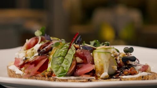 Nahaufnahme von Bruschetta mit Jamon und Frischkäse, zubereitet in der professionellen Küche