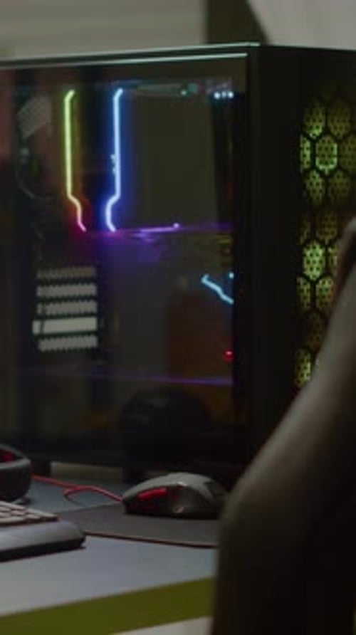 Vertikaler Video-RGB-Hochleistungscomputer mit Ego-Shooter-Spiel auf dem Bildschirm