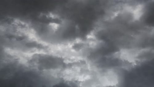 Un rayo de 4K cruzó el cielo oscuro