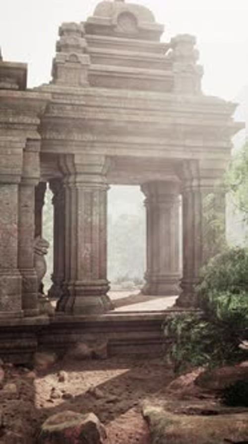 Ancien temple en pierre entouré d'arbres