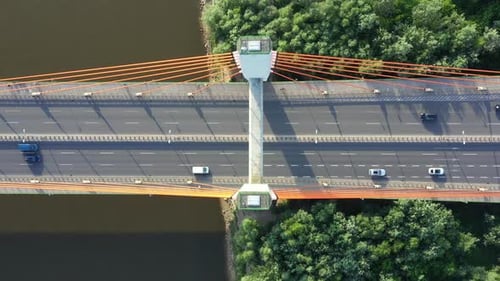 Luftbild des Verkehrs auf der Autobahn. Brücke über den Fluss. Dunkles Wasser.