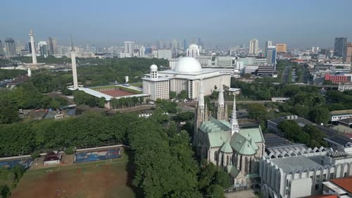 Luftaufnahme der Skyline von Jakarta mit der Istiqlal-Moschee und der Kathedrale von Jakarta