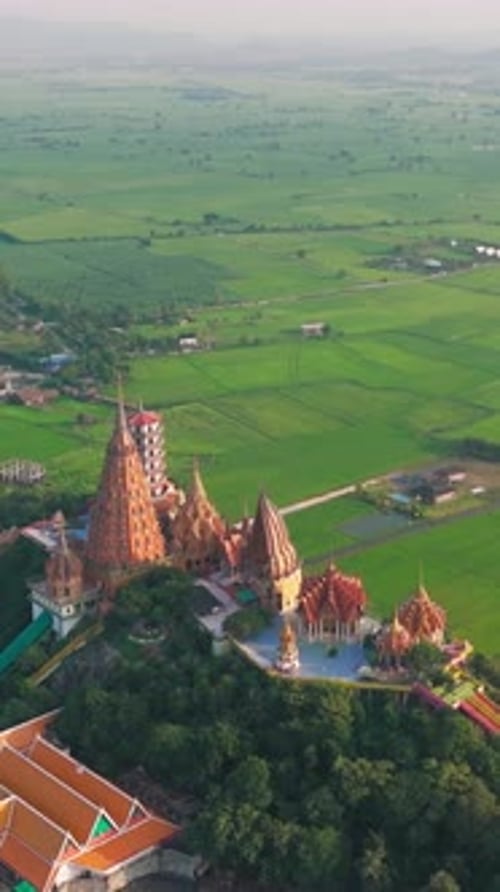 Vue aérienne verticale du temple bouddhiste Wat Tham Suea à Kanchanaburi en Thaïlande au coucher du soleil Drone