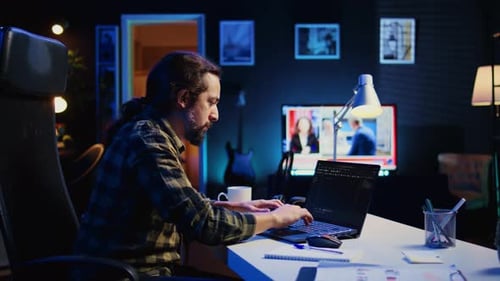 Selbstständiger IT-Spezialist arbeitet an der Behebung von Datenbankfehlern von zu Hause aus