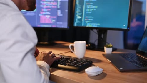 Vista de perto. Engenheiro de software trabalhando em um projeto usando a linguagem de programação
