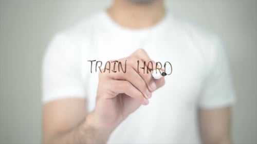 Train Hard, Mann schreibt auf transparentem Bildschirm