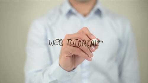 Web-Tutorials Man schreibt auf transparentem Bildschirm