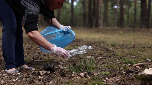 Día de limpieza. Foto recortada de una voluntaria con guantes y una bolsa de basura en las manos limpiando