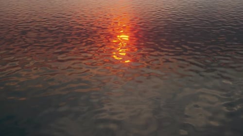 Defokussierte Sonnenuntergangsreflexion in einem sich schlaufenden Gewässer