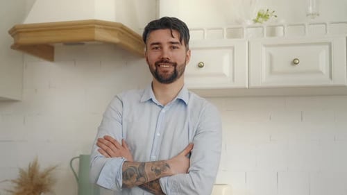 Empresario sonriente trabajando en casa Retrato de joven empresario feliz, gerente, empresario, buscando