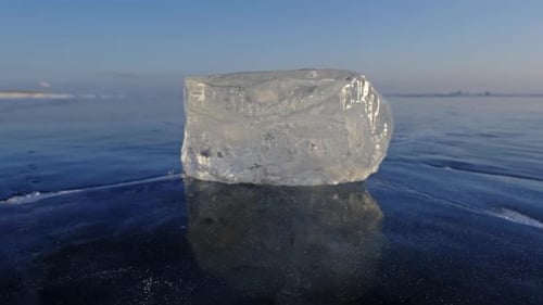 Ein Stück Eis am Baikalsee bei Sonnenuntergang