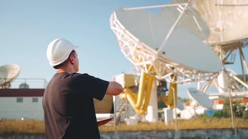 Radiotélescope astronomique basé sur la Terre Engineer Looking