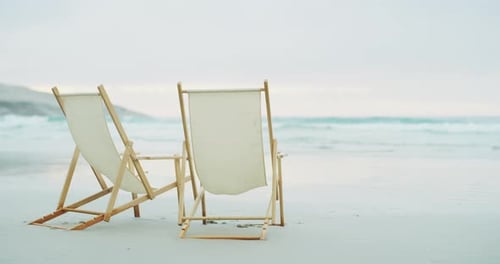 Strandkörbe, Horizont oder Reisen bei blauem Himmel für Urlaub, Sommer oder Urlaubsabenteuer für die Freizeit