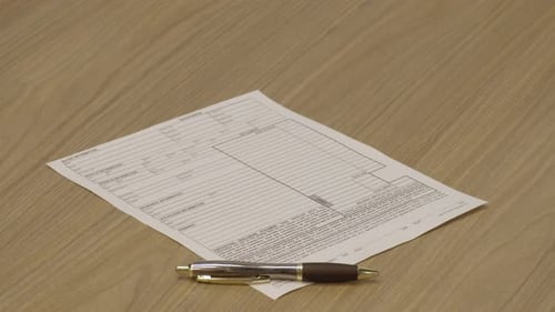 Ein
Autokauf auf einem schönen Schreibtisch wartet darauf, unterschrieben zu werden.