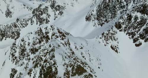 Volando por encima de los picos nevados de los Alpes austríacos