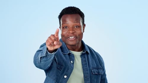 Gesicht, glücklicher Mann und Hand, die im Studio mit Einladung auf dich zeigen, rufen