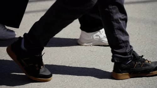 Stylische schwarze Sneaker auf einer urbanen Straße, bei der Bewegung im Mittelpunkt steht, detailgetreu eingefangen