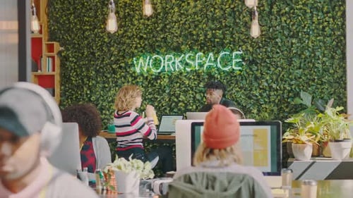 Marketing numérique, travail d'équipe ou discussion entre une femme et un travailleur à propos d'un projet de groupe de développement d'une start-up