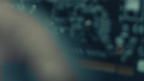 Macro Shot de la máquina automática de recoger y colocar instala rápidamente los componentes en la placa de circuito