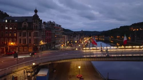 Des vues aériennes tranquilles capturent le paysage urbain lumineux de Dinant, en Belgique, avec des ponts enjambant la