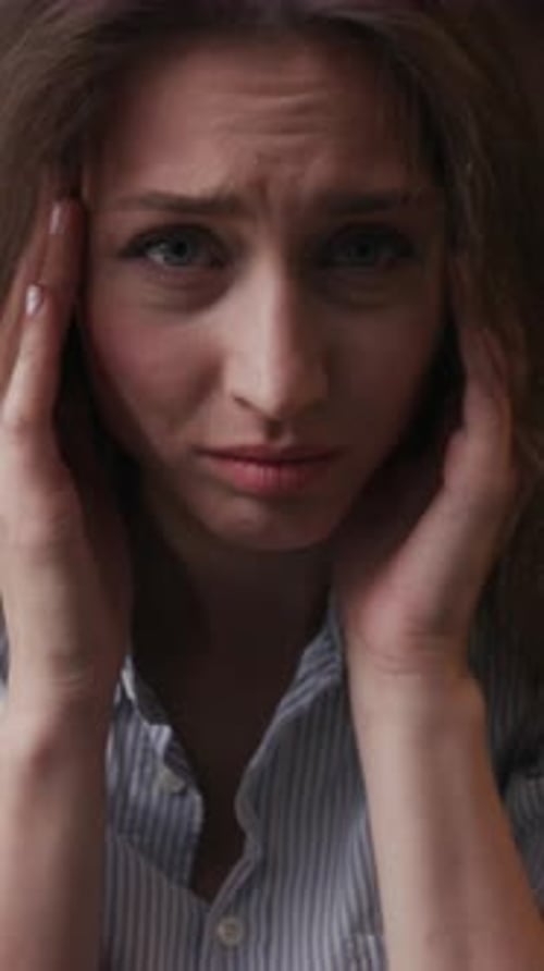 Emotionale Not Ein Porträt, das das komplexe Leben einer Frau in Schmerz und Kampf darstellt