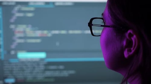 Ingenieur entwickelt Software-App mit Laptop, der Code auf dem Bildschirm eingibt Programmierer, die Internet codieren
