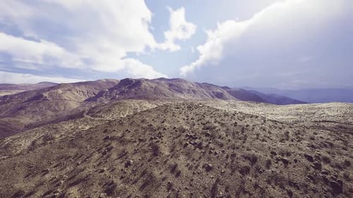 Extensa cordilheira verdejante que se estende até horizontes panorâmicos remotos
