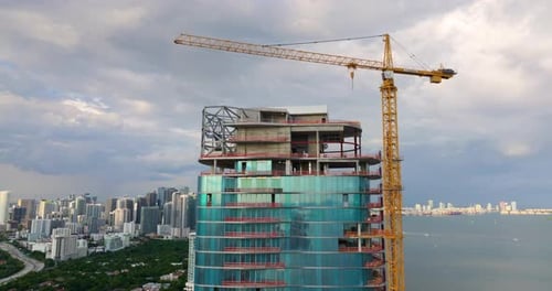 Crecimiento de la vivienda en EE. UU. Construcción de nuevos rascacielos en Miami, Florida, desarrollo de residencia en