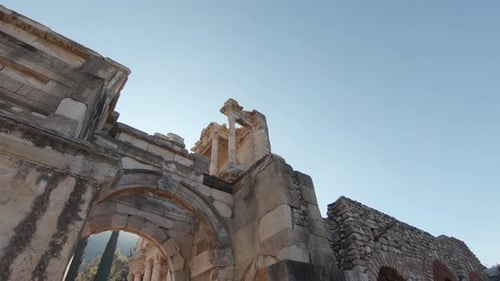 Vue panoramique à faible angle capturant les détails de la structure de la porte de Mazeus et de Mithridate à Éphèse