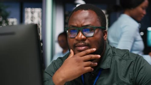 Un analyste afro-américain s'interroge sur les solutions possibles à un dilemme
