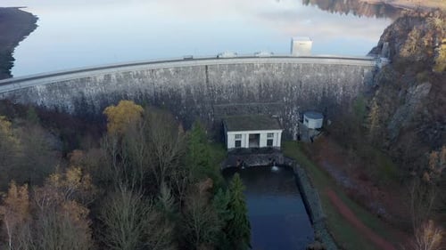 Imagens de drone da represa Sec na República Tcheca durante o outono