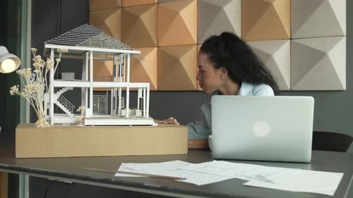 Gros plan d'un ingénieur utilisant la structure du modèle d'une maison d'analyse d'ordinateurs portables. Manipulateur.