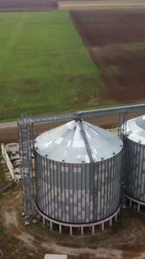 Getreideaufzug Metall-Getreidesilo in der landwirtschaftlichen Zone Landwirtschaft Lagerung für Ernte und Getreide in