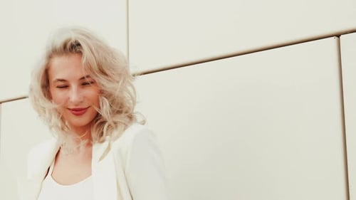 Linda mulher ao ar livre