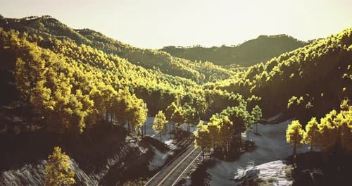 Vista panorâmica das montanhas com folhagem vibrante perto de uma estrada sinuosa