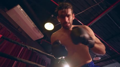 Kaukasischer Profisport, junger Mann, Verlierer, trainiert im Fitnessclub.