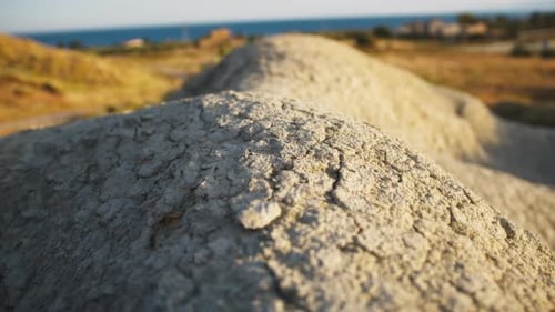 Trockene Erde aufgrund von Trockenheit, Dürre, wenig Regen, Klimawandel