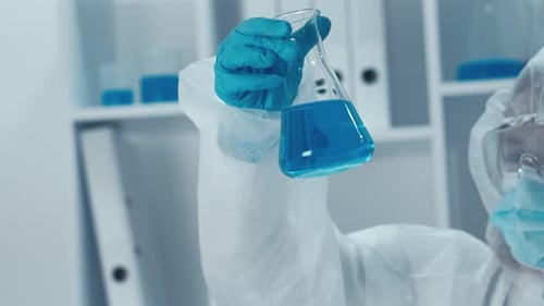 Un scientifique au laboratoire La Vidéo présente un laboratoire ultramoderne où des scientifiques et