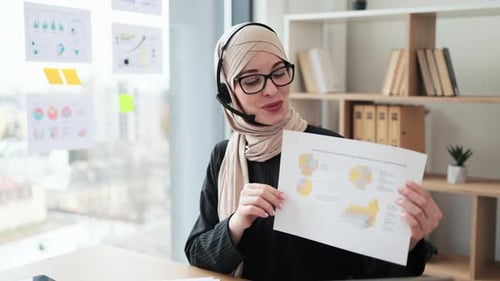 Analyste de données avec matériel graphique participant à une réunion virtuelle