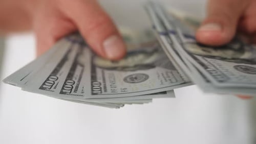 Amerikanische 100-Dollar-Banknoten zählen Geschäftsfrau zählt die Geldscheine Reiche Frau schiebt einen