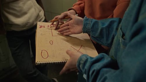 Étudiants discutant du tournage de films avec Storyboard