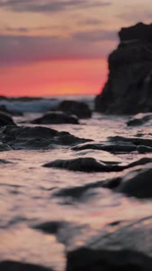 Felsige Meeresküste bei Sonnenuntergang