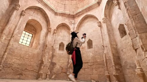 Frau macht Video an einem historischen Ort