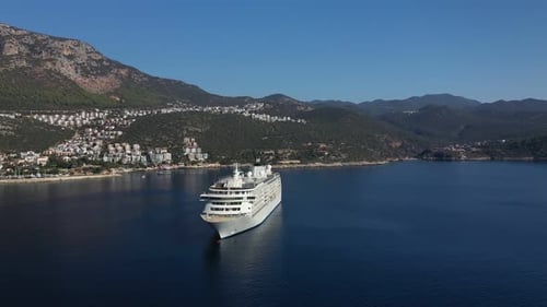 Grand bateau de croisière dans un lagon marin près de la côte rocheuse de la mer Méditerranée