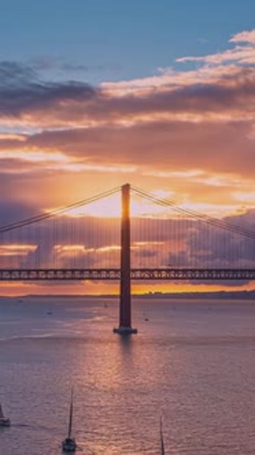 Magnifique coucher de soleil sur le pont du 25 avril, Lisbonne, Portugal, célèbre monument, paysage nuageux coloré