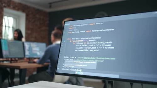 Computerbildschirm mit Programmcode im Büro der IT-Company Group of Data Scientists im Hintergrund