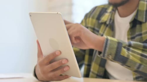 Nahaufnahme eines afrikanischen Mannes mit Tablet