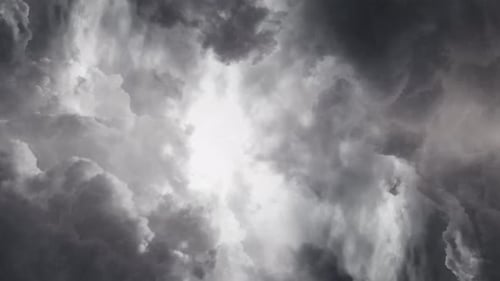 4k fliegt durch dunkle Wolken am Himmel